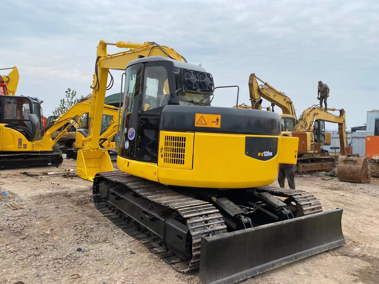 KOMATSU PC128US - Máy xúc bánh xích: hình 3 KOMATSU PC128US - Máy xúc bánh xích: hình 3