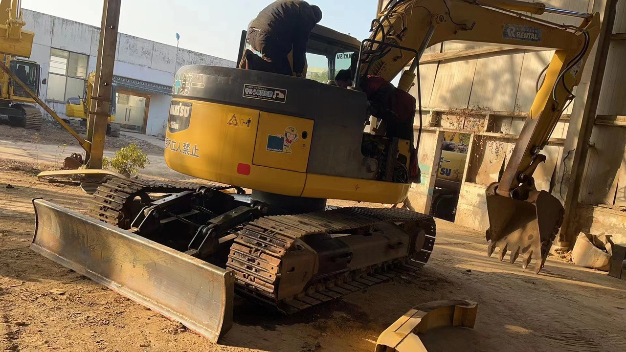 KOMATSU PC138US - Máy xúc bánh xích: hình 1 KOMATSU PC138US - Máy xúc bánh xích: hình 1