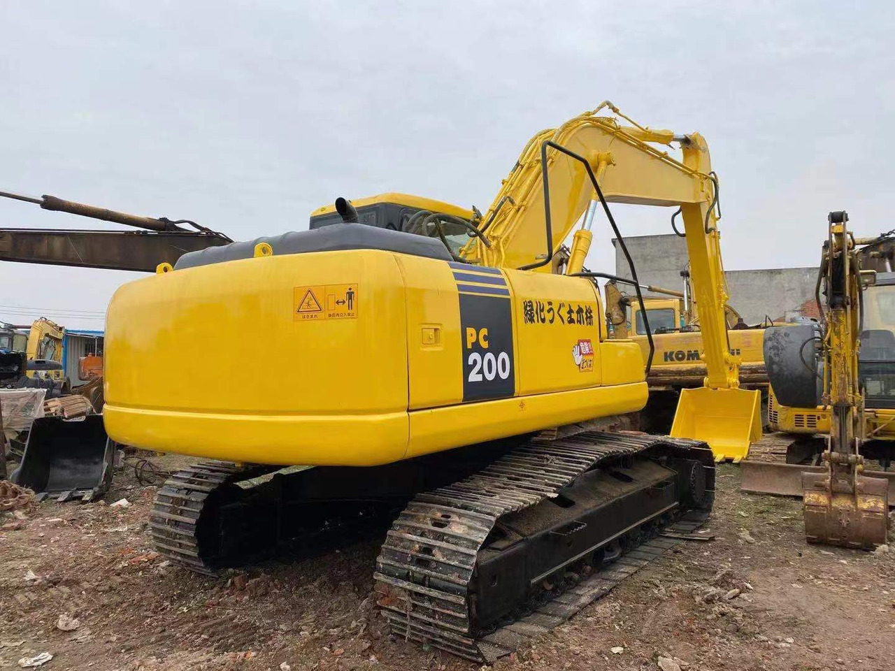 KOMATSU PC200-7 - Máy xúc bánh xích: hình 3 KOMATSU PC200-7 - Máy xúc bánh xích: hình 3