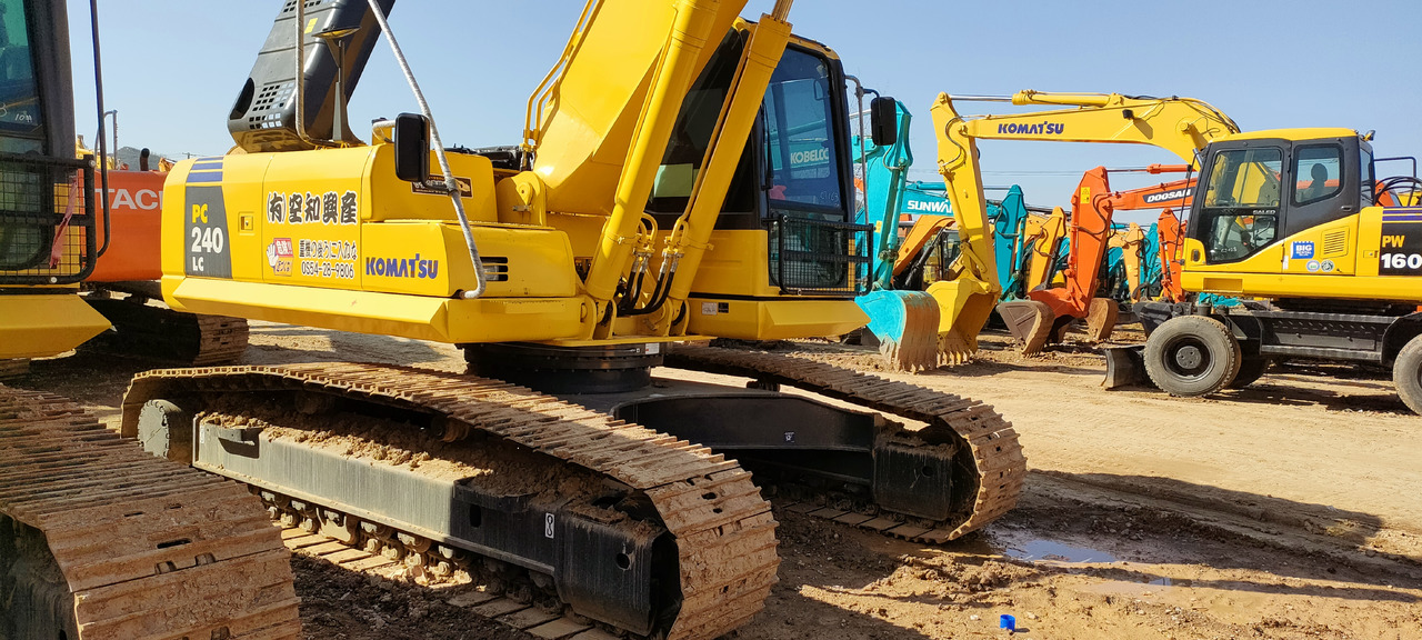 KOMATSU PC240-8 - Máy xúc bánh xích: hình 4 KOMATSU PC240-8 - Máy xúc bánh xích: hình 4