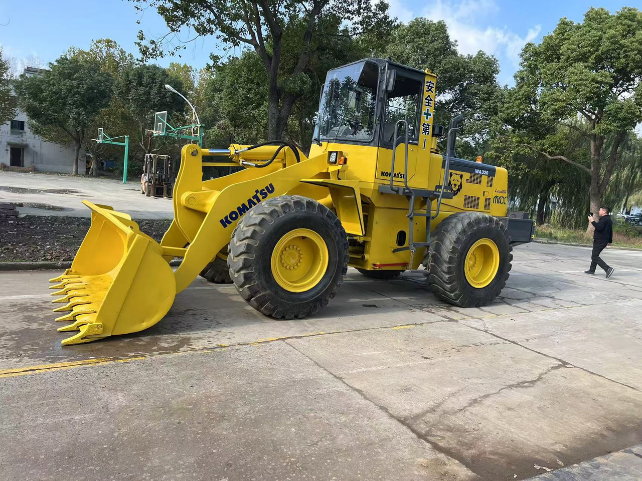 KOMATSU WA320-3 - Máy xúc lật bánh lốp: hình 1 KOMATSU WA320-3 - Máy xúc lật bánh lốp: hình 1