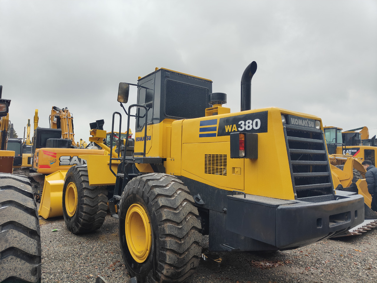 KOMATSU WA380-3 - Máy xúc lật bánh lốp: hình 1 KOMATSU WA380-3 - Máy xúc lật bánh lốp: hình 1