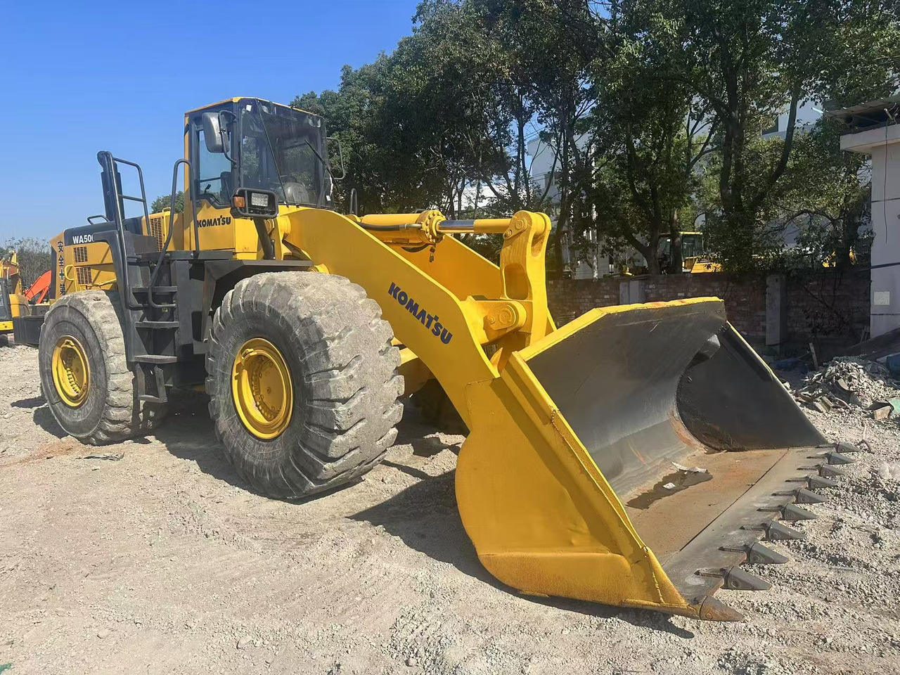 KOMATSU WA500-3 - Máy xúc lật bánh lốp: hình 1 KOMATSU WA500-3 - Máy xúc lật bánh lốp: hình 1