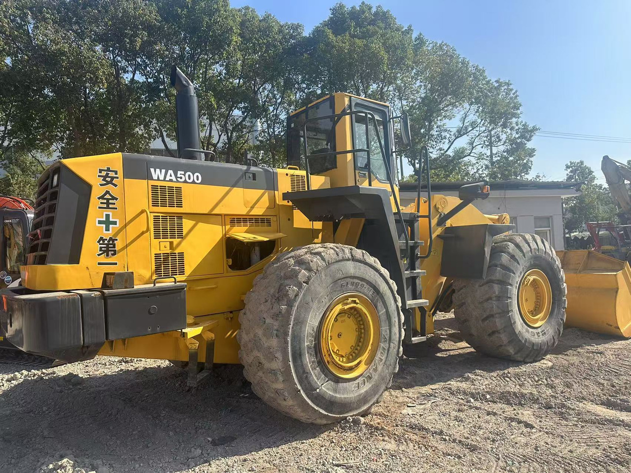 KOMATSU WA500-3 - Máy xúc lật bánh lốp: hình 3 KOMATSU WA500-3 - Máy xúc lật bánh lốp: hình 3
