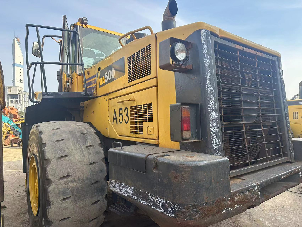 KOMATSU WA500-3 - Máy xúc lật bánh lốp: hình 3 KOMATSU WA500-3 - Máy xúc lật bánh lốp: hình 3