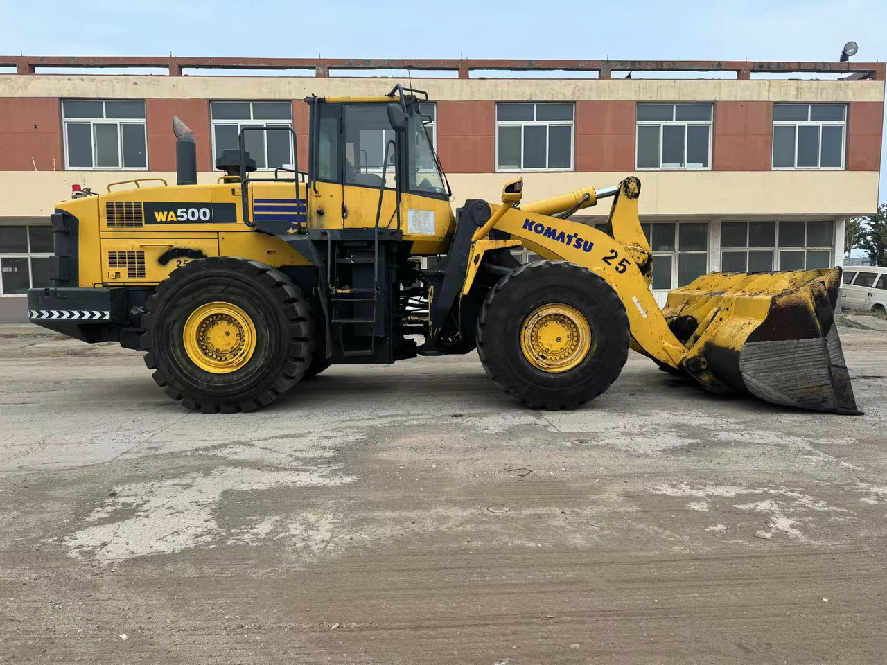 KOMATSU WA500-6 - Máy xúc lật bánh lốp: hình 1 KOMATSU WA500-6 - Máy xúc lật bánh lốp: hình 1