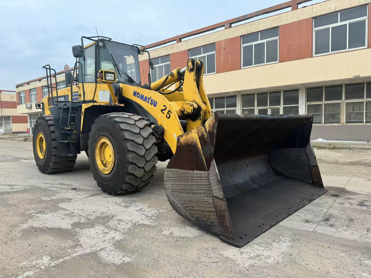 KOMATSU WA500-6 - Máy xúc lật bánh lốp: hình 5 KOMATSU WA500-6 - Máy xúc lật bánh lốp: hình 5