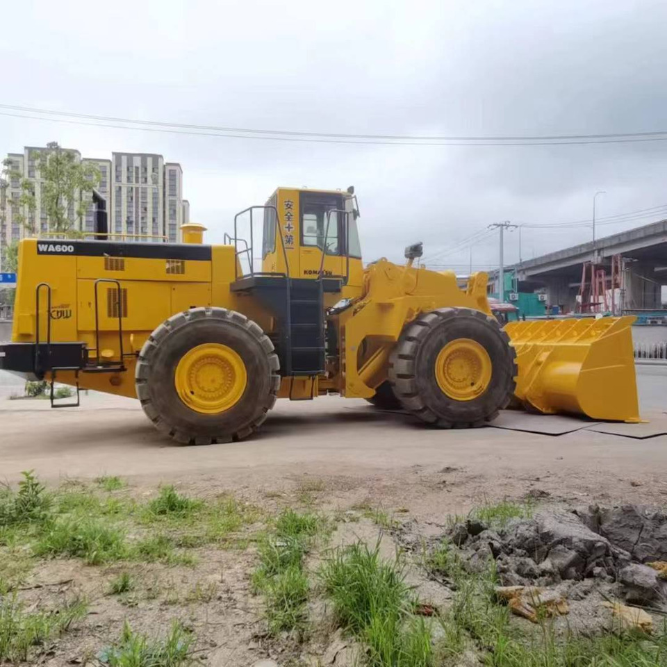 KOMATSU WA600-3 - Máy xúc lật bánh lốp: hình 4 KOMATSU WA600-3 - Máy xúc lật bánh lốp: hình 4