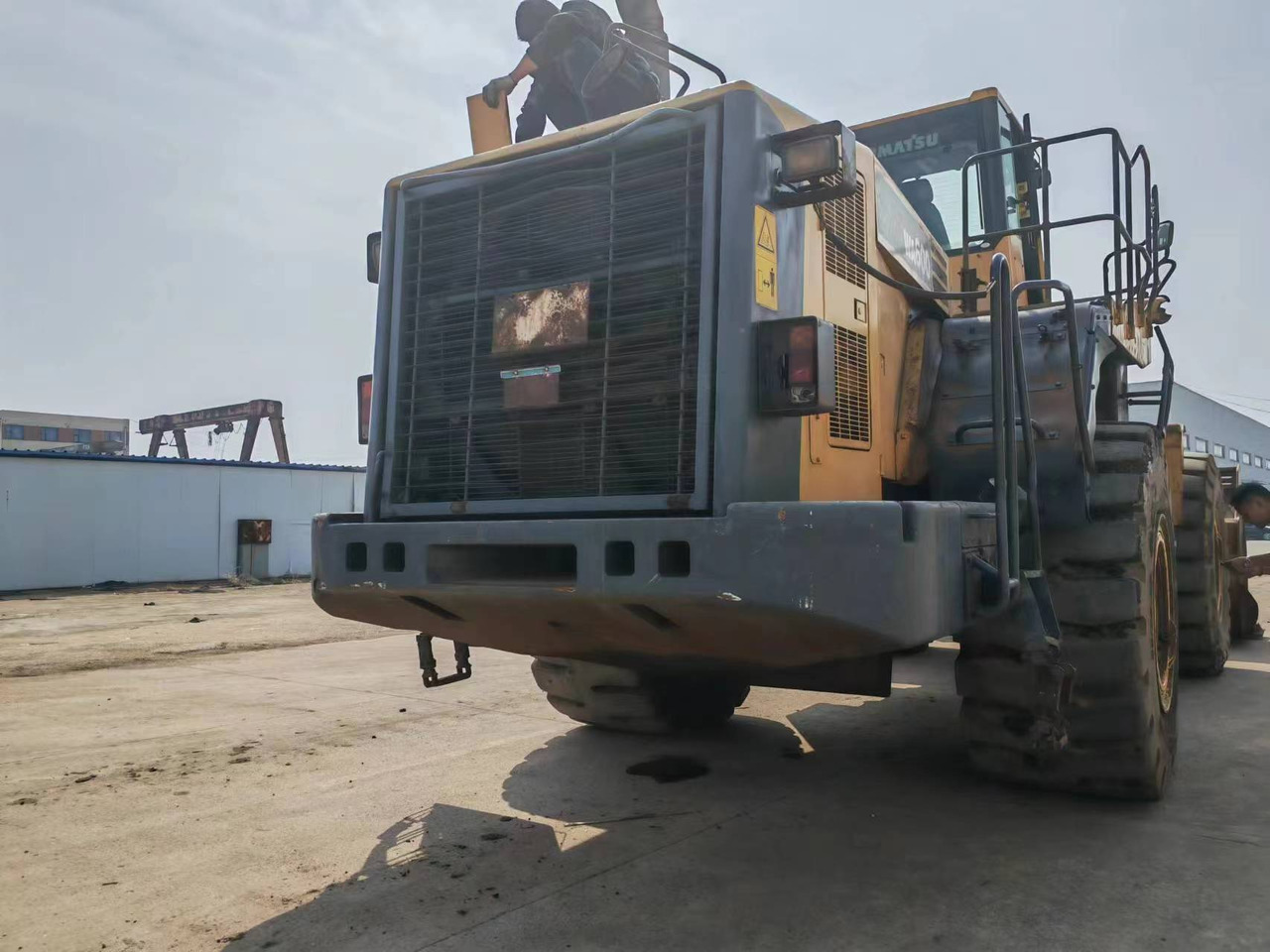 KOMATSU WA600-6 - Máy xúc lật bánh lốp: hình 3 KOMATSU WA600-6 - Máy xúc lật bánh lốp: hình 3