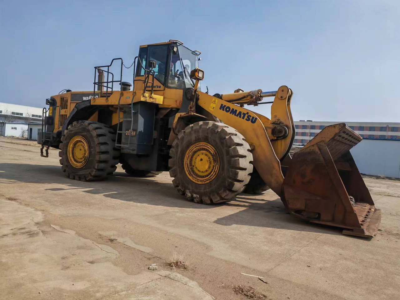 KOMATSU WA600-6 - Máy xúc lật bánh lốp: hình 1 KOMATSU WA600-6 - Máy xúc lật bánh lốp: hình 1