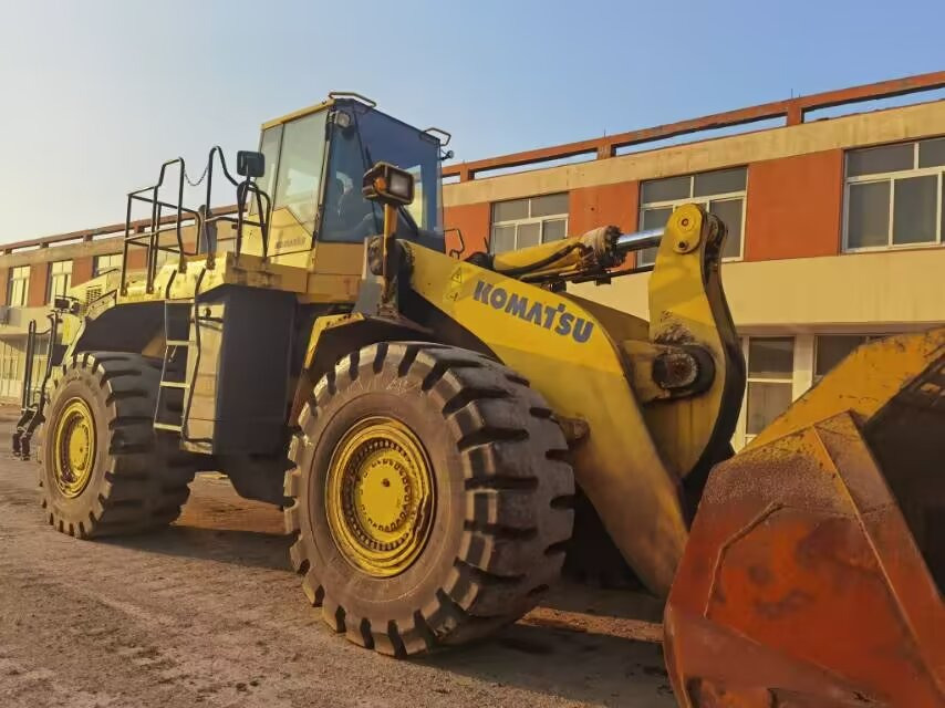 KOMATSU WA600-6 - Máy xúc lật bánh lốp: hình 1 KOMATSU WA600-6 - Máy xúc lật bánh lốp: hình 1