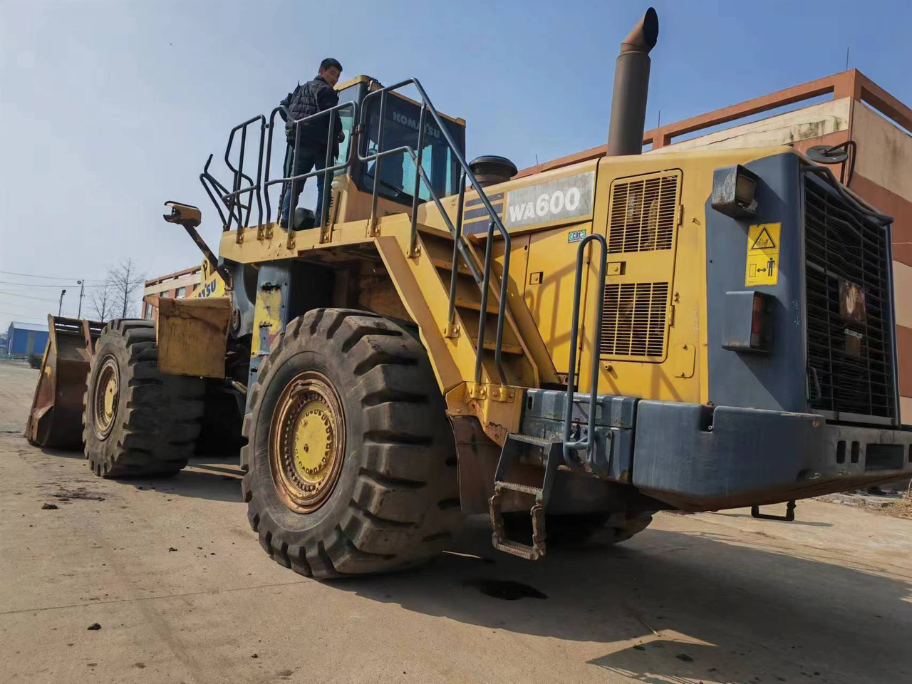 KOMATSU WA600-6 - Máy xúc lật bánh lốp: hình 4 KOMATSU WA600-6 - Máy xúc lật bánh lốp: hình 4