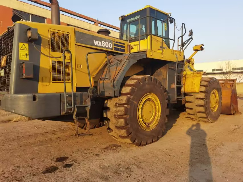 KOMATSU WA600-6 - Máy xúc lật bánh lốp: hình 4 KOMATSU WA600-6 - Máy xúc lật bánh lốp: hình 4