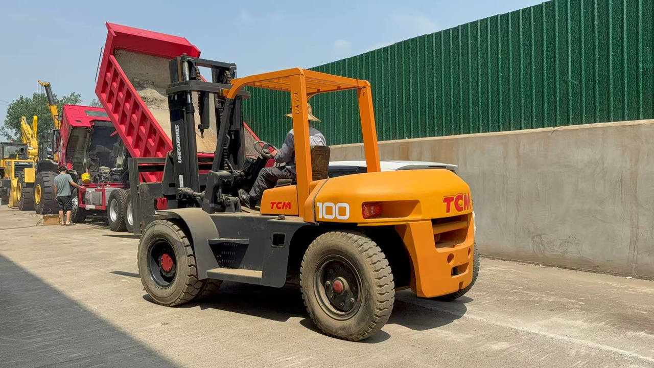 TCM FD100 - Xe nâng diesel: hình 2 TCM FD100 - Xe nâng diesel: hình 2