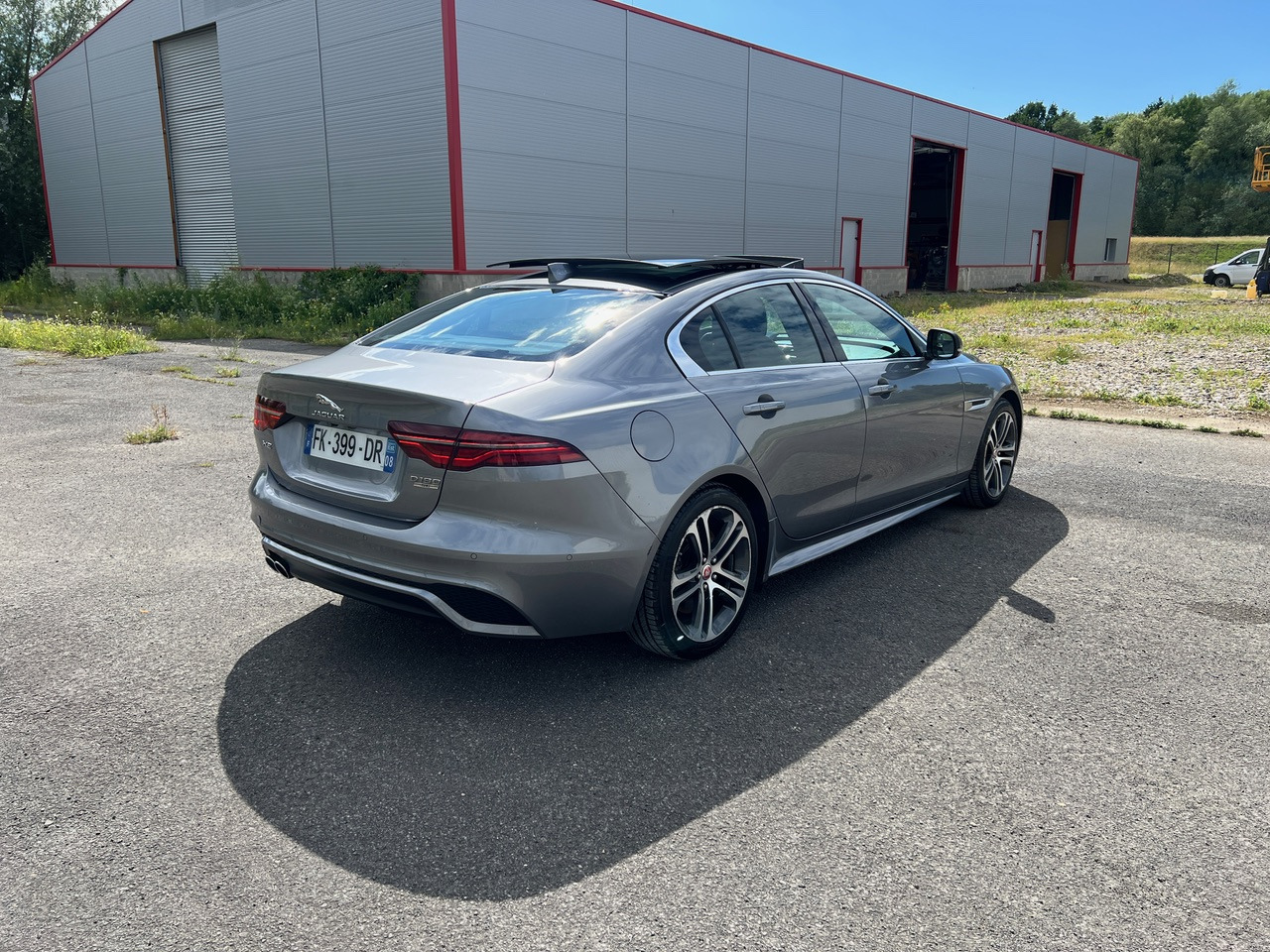 JAGUAR XE 20MY SE R-DYN. 2.0L D 180 BVA8 Cockpit PANO - Sedan: hình 2 JAGUAR XE 20MY SE R-DYN. 2.0L D 180 BVA8 Cockpit PANO - Sedan: hình 2