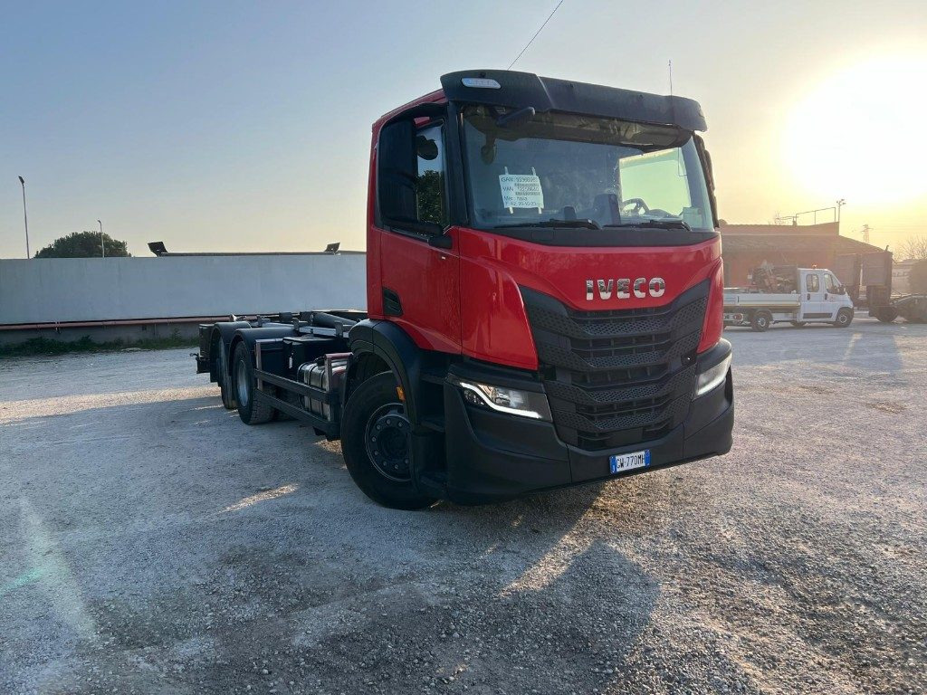 IVECO X-WAY AD260 NUOVO TARGATO SCARRABILE - Xe tải nâng móc: hình 2 IVECO X-WAY AD260 NUOVO TARGATO SCARRABILE - Xe tải nâng móc: hình 2