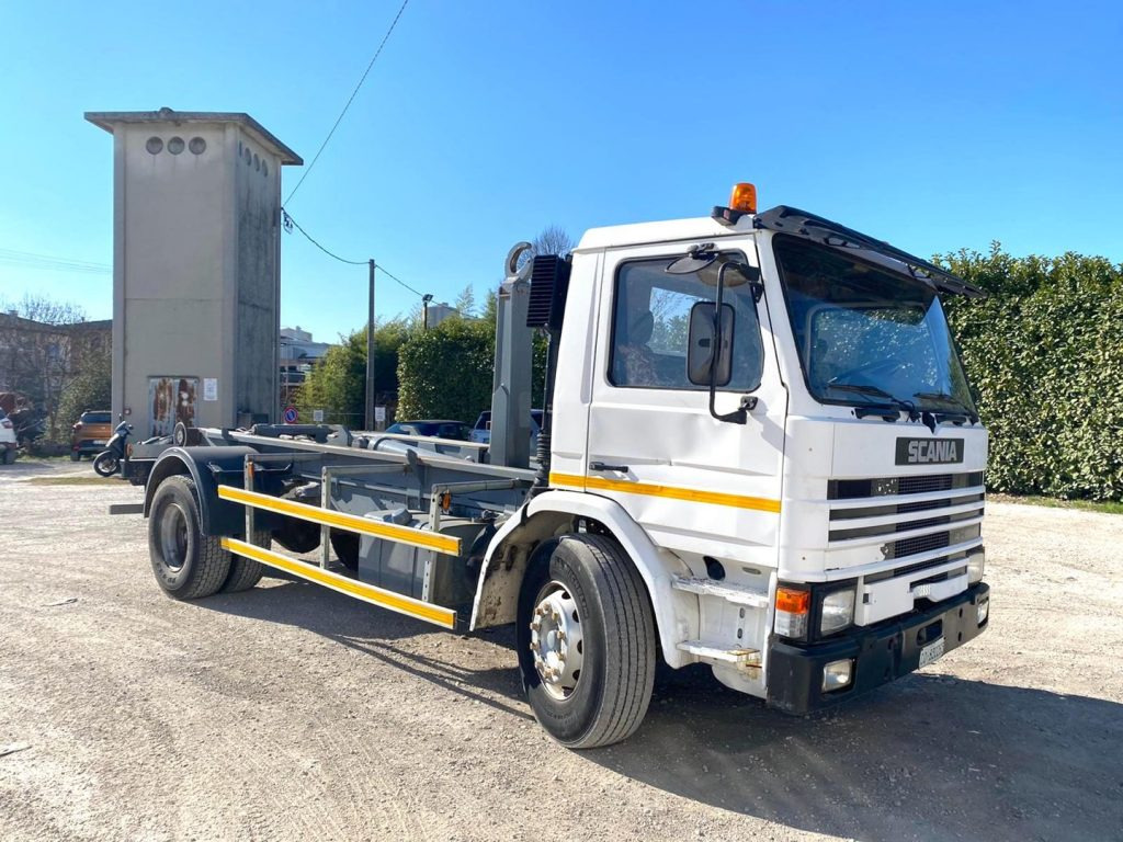 SCANIA H82 SCARRABILE BALESTRATO ANTERIORE E POSTE - Xe tải nâng móc: hình 1 SCANIA H82 SCARRABILE BALESTRATO ANTERIORE E POSTE - Xe tải nâng móc: hình 1
