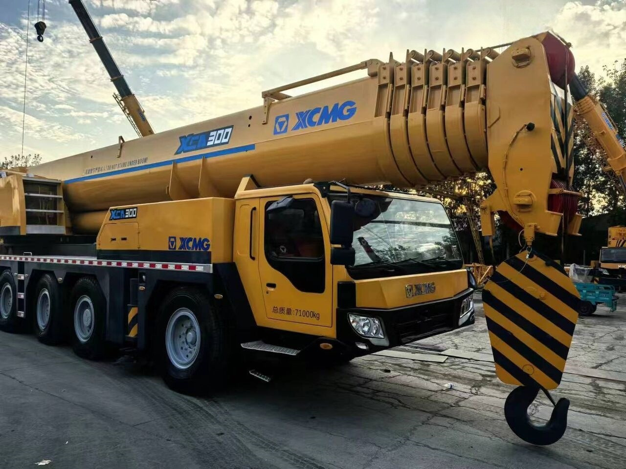 XCMG XCA300 QAY300 QY300K 300Ton Used Mobile Crane - Cẩu bánh lốp: hình 2 XCMG XCA300 QAY300 QY300K 300Ton Used Mobile Crane - Cẩu bánh lốp: hình 2