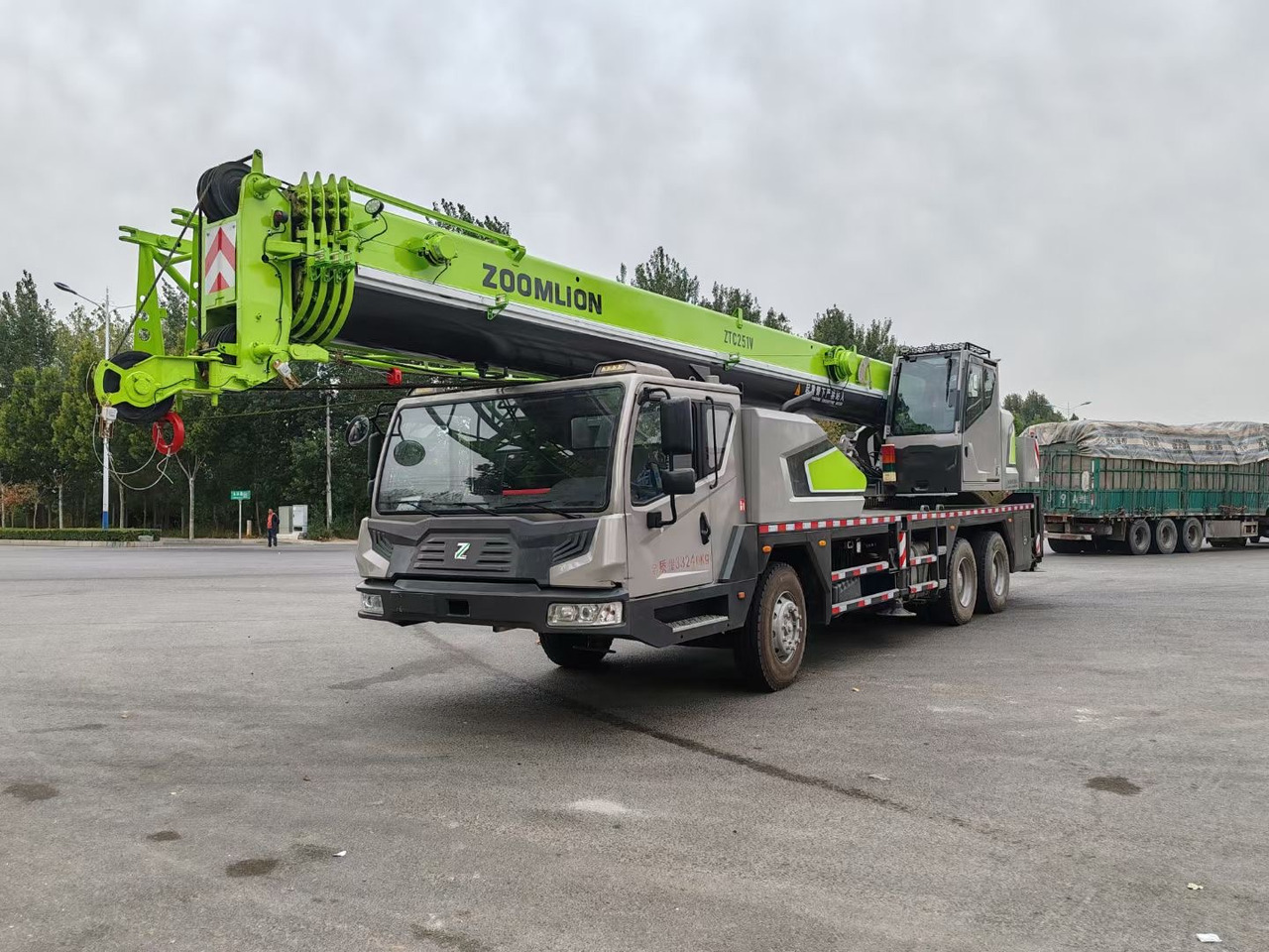 ZOOMLION ZTC251V 25 TON TRUCK CRANE - Cẩu bánh lốp: hình 1 ZOOMLION ZTC251V 25 TON TRUCK CRANE - Cẩu bánh lốp: hình 1