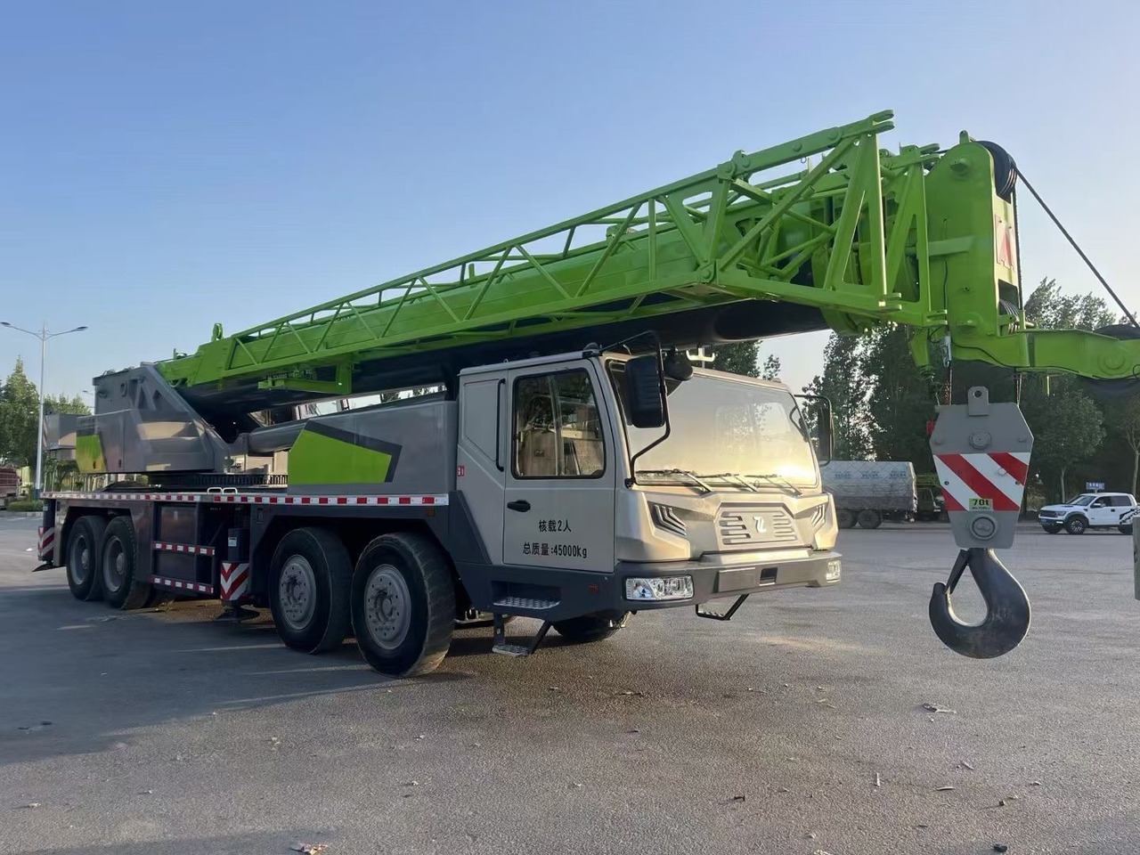 ZOOMLION ZTC700V 70 ton truck crane - Cẩu bánh lốp: hình 2 ZOOMLION ZTC700V 70 ton truck crane - Cẩu bánh lốp: hình 2