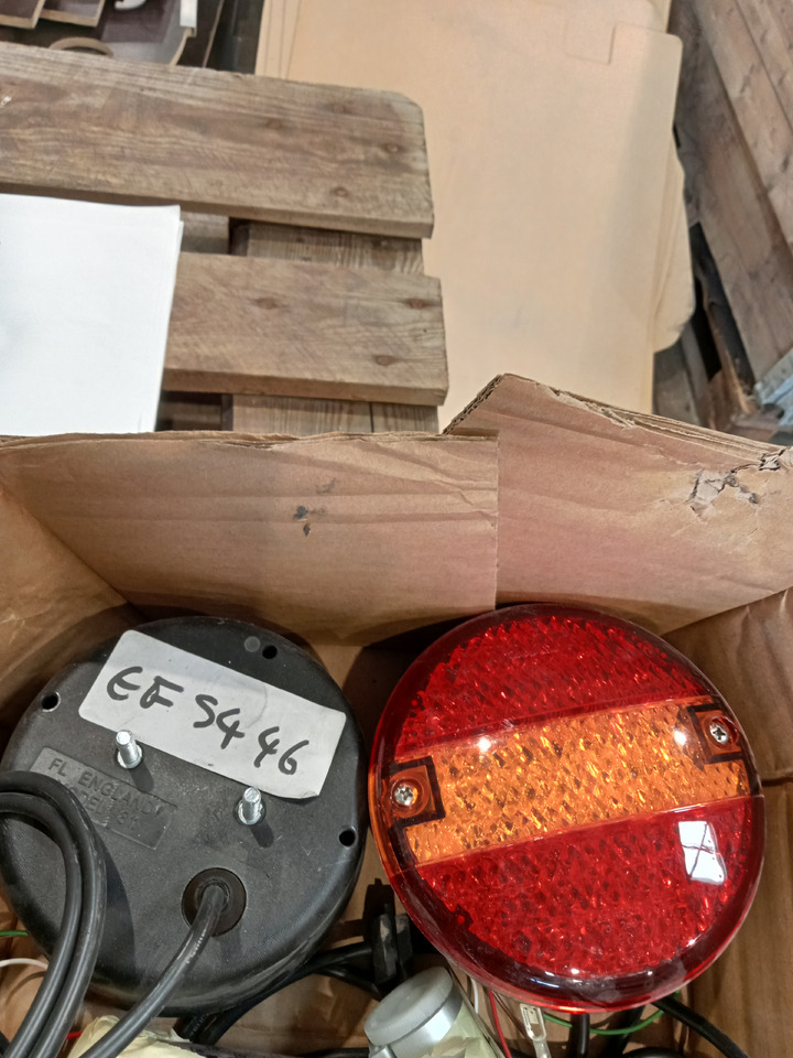 Trouillet FEU 3 FONCTIONS LED DROIT 810/09/10 - Đèn sau: hình 1 Trouillet FEU 3 FONCTIONS LED DROIT 810/09/10 - Đèn sau: hình 1