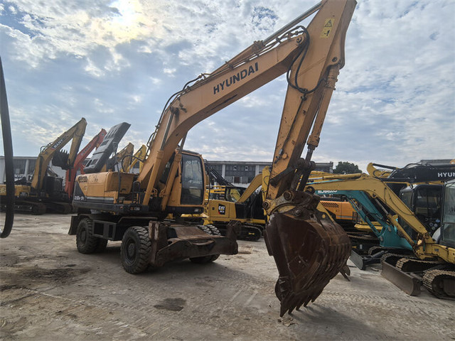 Hyundai R210W-9S - Máy xúc bánh lốp: hình 4 Hyundai R210W-9S - Máy xúc bánh lốp: hình 4