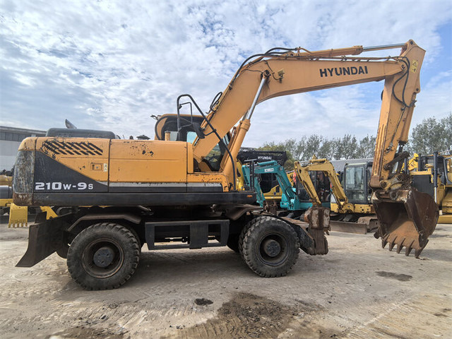 Hyundai R210W-9S - Máy xúc bánh lốp: hình 1 Hyundai R210W-9S - Máy xúc bánh lốp: hình 1