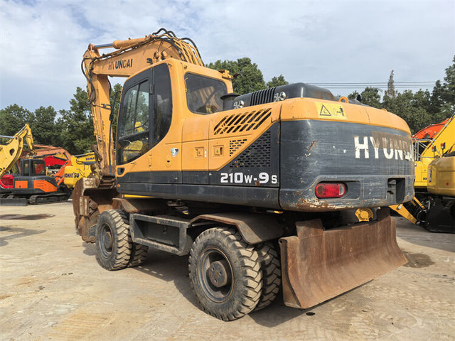 Hyundai R210W-9S - Máy xúc bánh lốp: hình 3 Hyundai R210W-9S - Máy xúc bánh lốp: hình 3