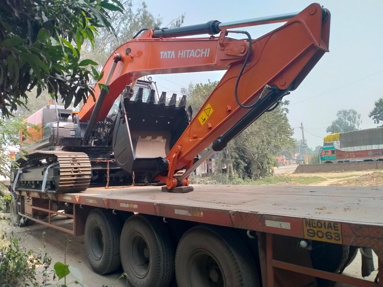 New Hitachi ZX220 LC tracked excavator - Máy xúc bánh xích: hình 2 New Hitachi ZX220 LC tracked excavator - Máy xúc bánh xích: hình 2