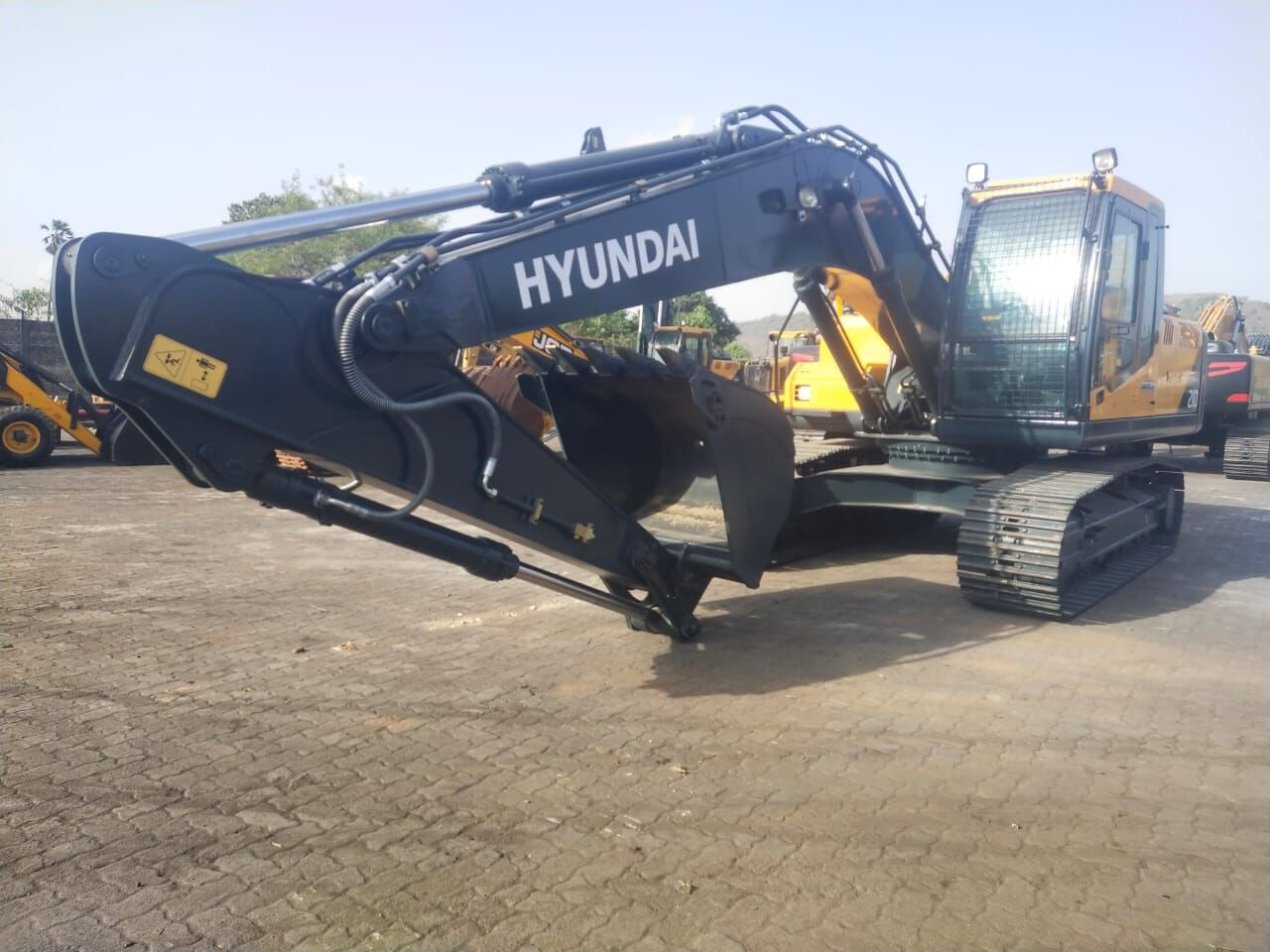 New Hyundai R210 tracked excavator - Máy xúc bánh xích: hình 1 New Hyundai R210 tracked excavator - Máy xúc bánh xích: hình 1
