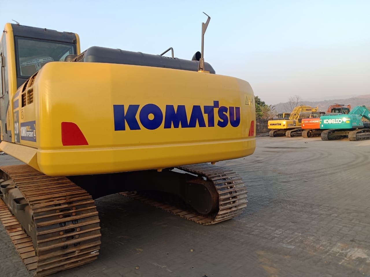 New Komatsu PC210 tracked excavator - Máy xúc bánh xích: hình 3 New Komatsu PC210 tracked excavator - Máy xúc bánh xích: hình 3
