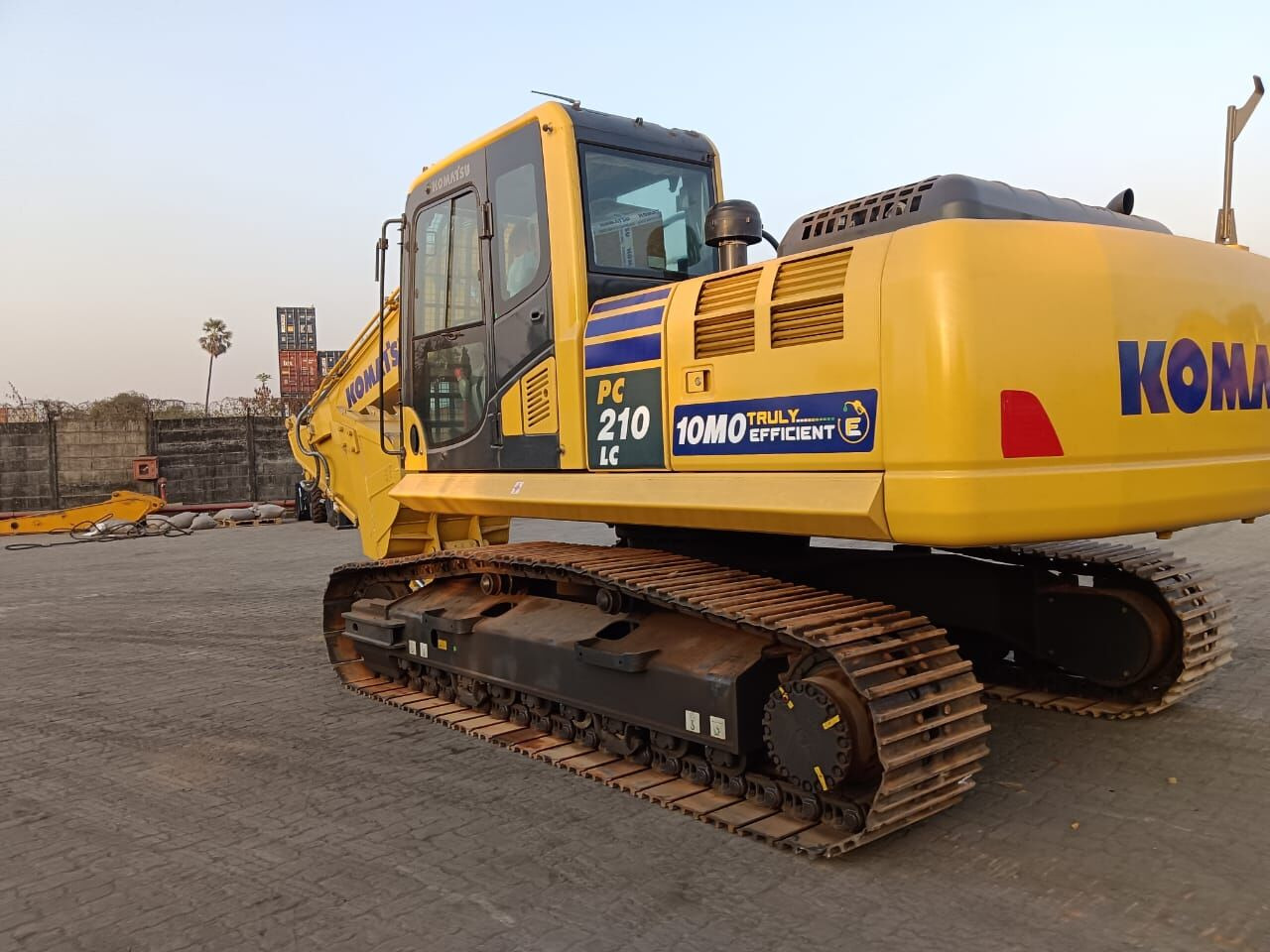 New Komatsu PC210 tracked excavator - Máy xúc bánh xích: hình 1 New Komatsu PC210 tracked excavator - Máy xúc bánh xích: hình 1