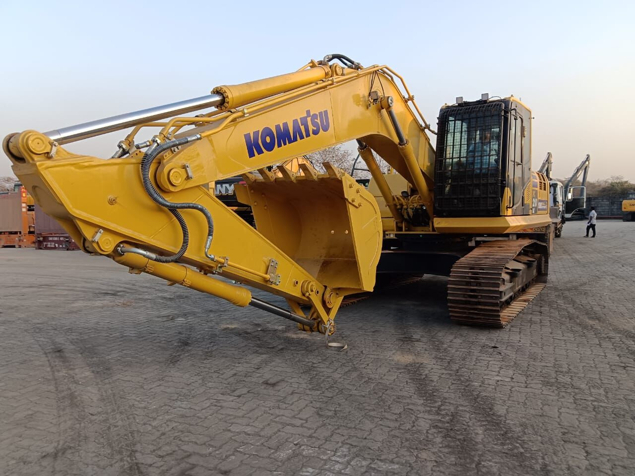 New Komatsu PC210 tracked excavator - Máy xúc bánh xích: hình 5 New Komatsu PC210 tracked excavator - Máy xúc bánh xích: hình 5