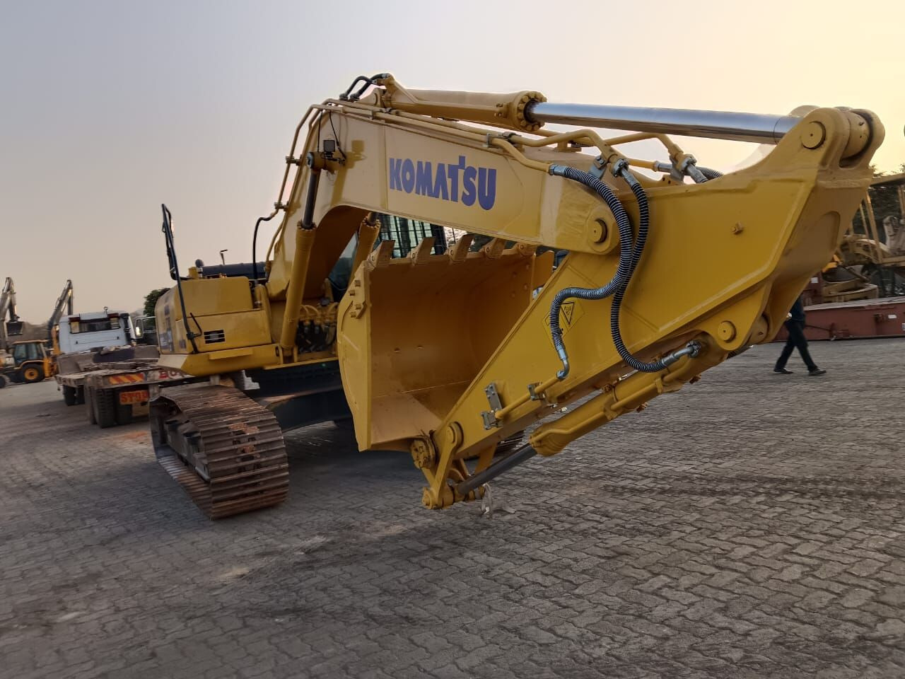 New Komatsu PC210 tracked excavator - Máy xúc bánh xích: hình 4 New Komatsu PC210 tracked excavator - Máy xúc bánh xích: hình 4