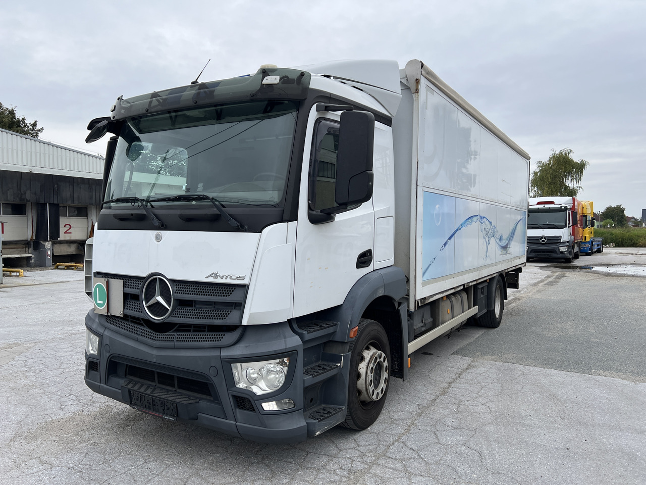 MERCEDES-BENZ ANTOS 18.30 L automatische Seitenladung | LBW | Klima | Tempomat - Xe tải đồ uống: hình 1 MERCEDES-BENZ ANTOS 18.30 L automatische Seitenladung | LBW | Klima | Tempomat - Xe tải đồ uống: hình 1