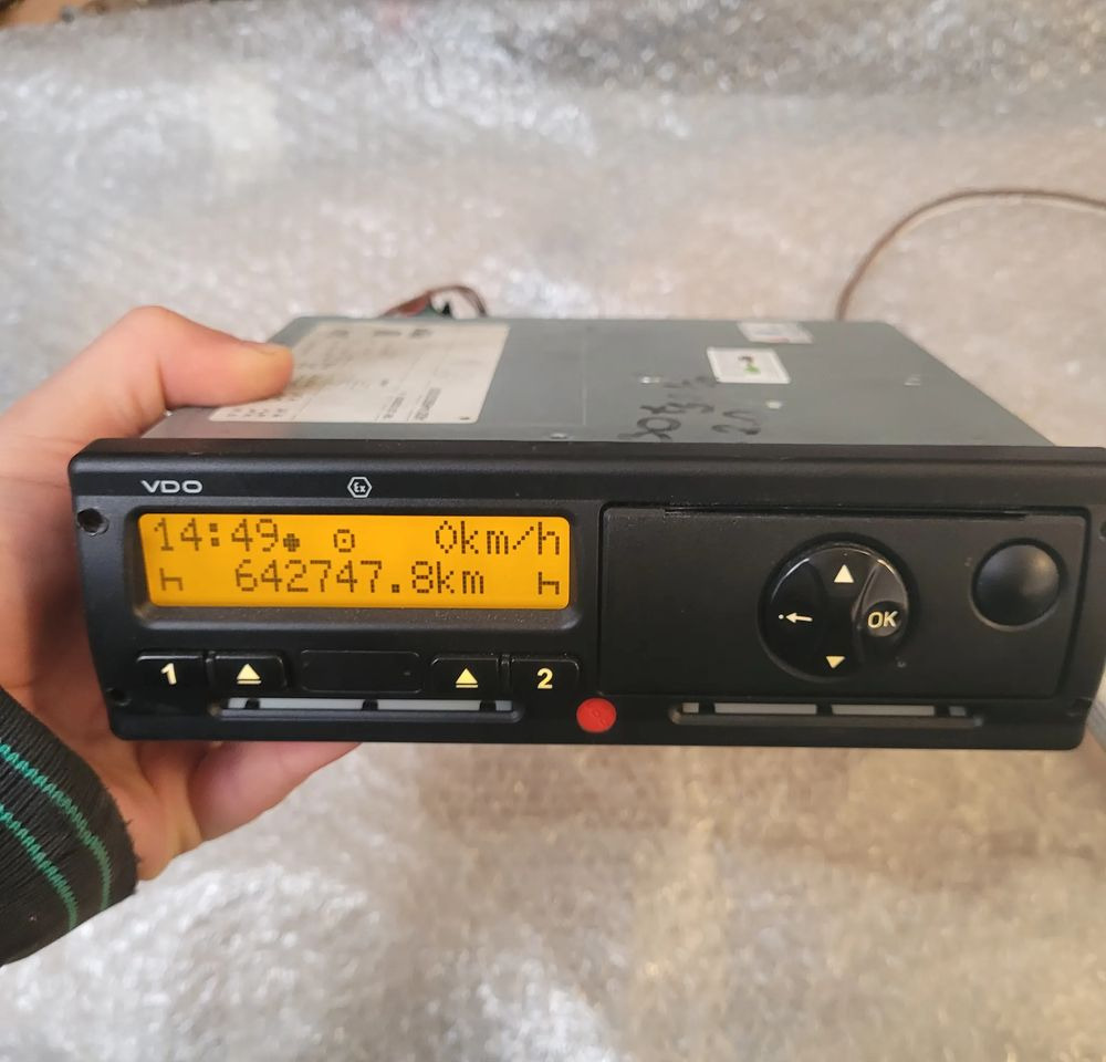 TACHOGRAF MERCEDES ACTROS A0014469033 R.2.0 - Máy đo tốc độ cho Xe tải: hình 1 TACHOGRAF MERCEDES ACTROS A0014469033 R.2.0 - Máy đo tốc độ cho Xe tải: hình 1