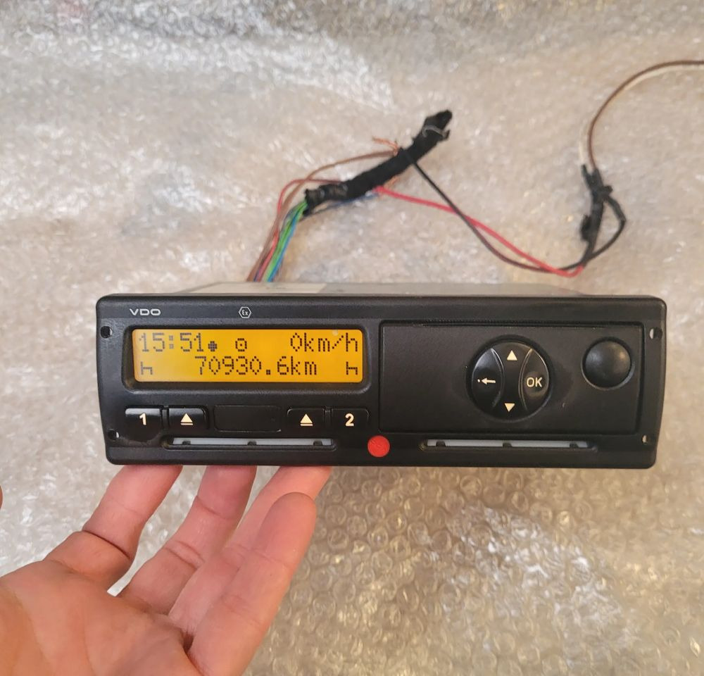 TACHOGRAF MERCEDES ACTROS A0024463633 R.2.1 - Máy đo tốc độ cho Xe tải: hình 1 TACHOGRAF MERCEDES ACTROS A0024463633 R.2.1 - Máy đo tốc độ cho Xe tải: hình 1