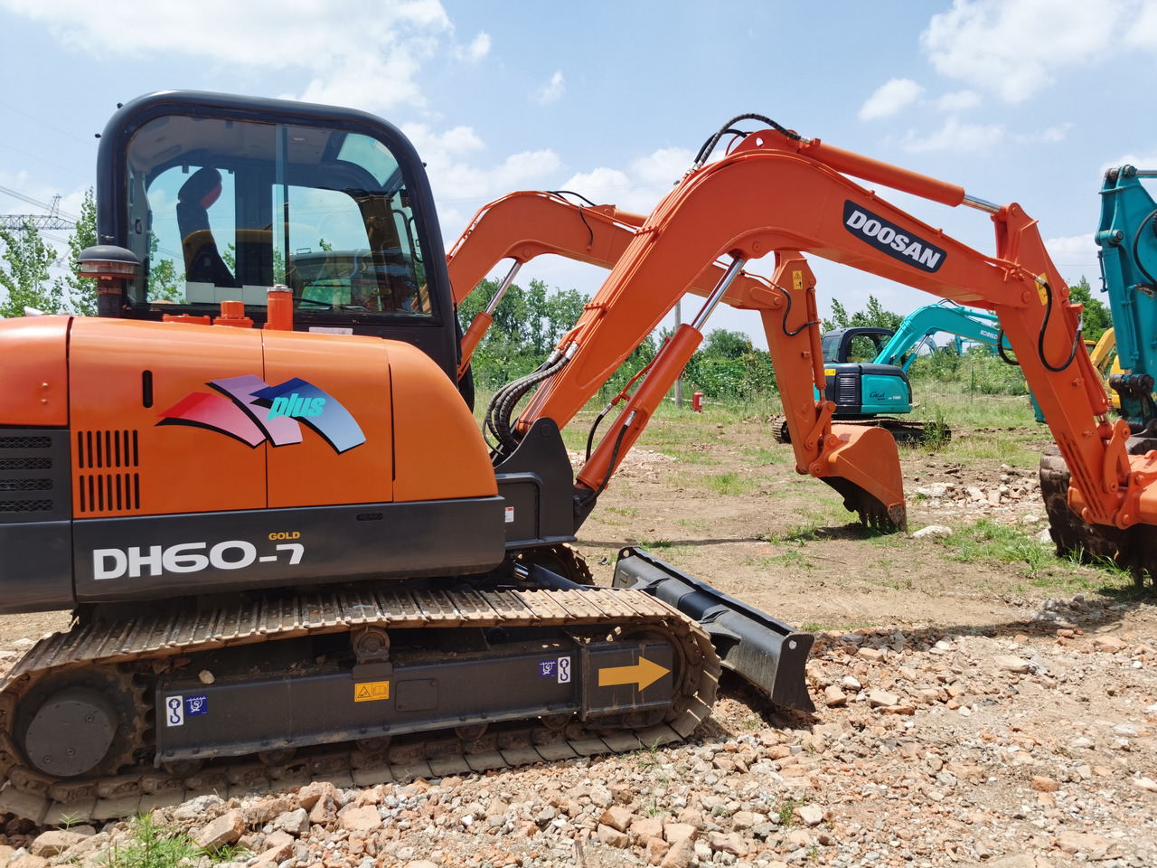 DOOSAN DH60-7 - Máy xúc bánh xích: hình 3 DOOSAN DH60-7 - Máy xúc bánh xích: hình 3