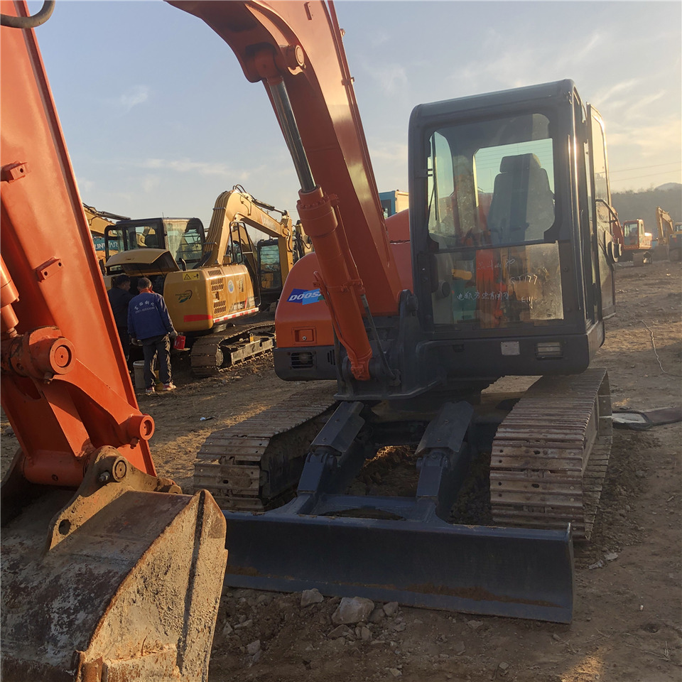 DOOSAN DH80-7 - Máy xúc bánh xích: hình 4 DOOSAN DH80-7 - Máy xúc bánh xích: hình 4