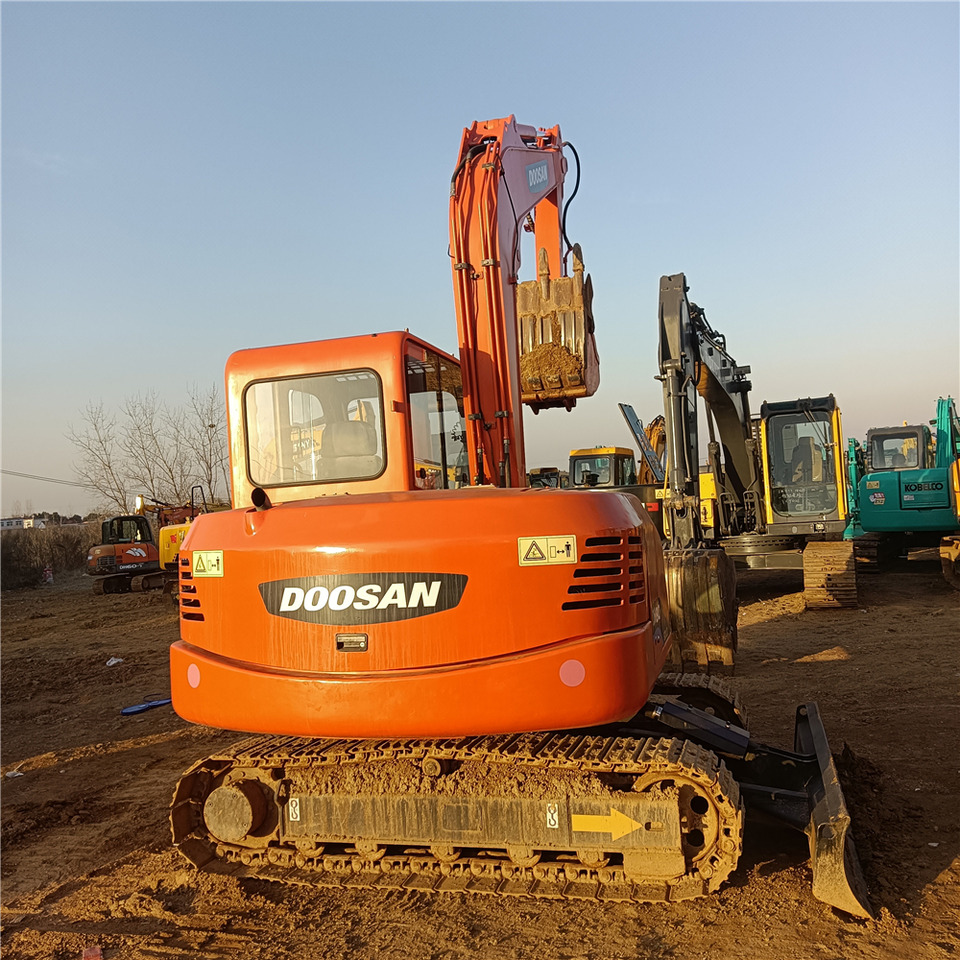 DOOSAN DH80 - Máy xúc bánh xích: hình 3 DOOSAN DH80 - Máy xúc bánh xích: hình 3