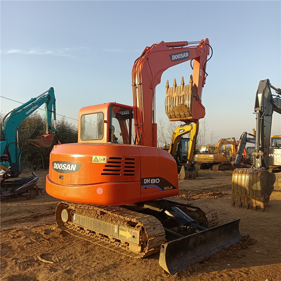 DOOSAN DH80 - Máy xúc bánh xích: hình 2 DOOSAN DH80 - Máy xúc bánh xích: hình 2