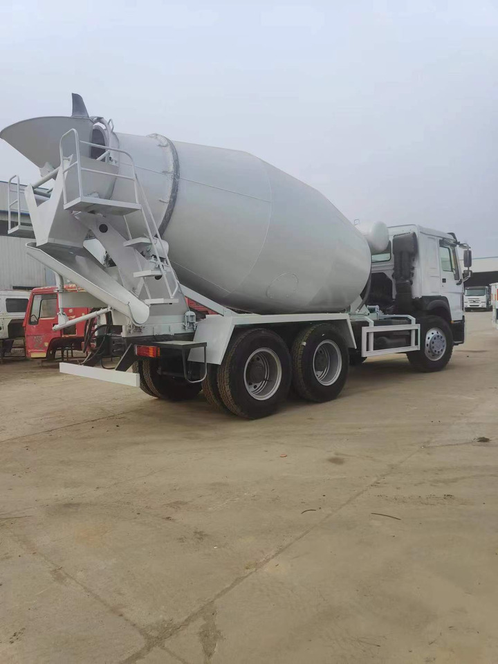 HOWO 375 Cement Mixer Truck 6*4 - Xe trộn bê tông: hình 5 HOWO 375 Cement Mixer Truck 6*4 - Xe trộn bê tông: hình 5