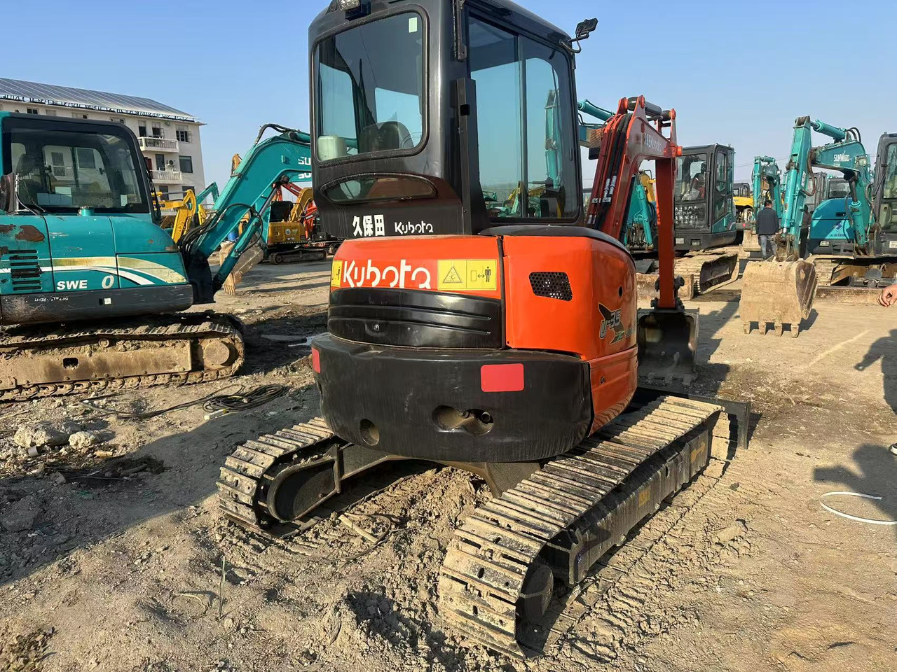 KOBELCO U35 - Máy xúc bánh xích: hình 4 KOBELCO U35 - Máy xúc bánh xích: hình 4