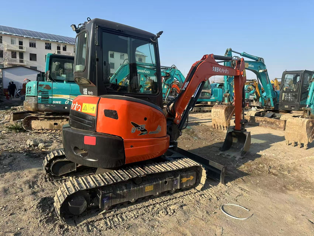KOBELCO U35 - Máy xúc bánh xích: hình 2 KOBELCO U35 - Máy xúc bánh xích: hình 2