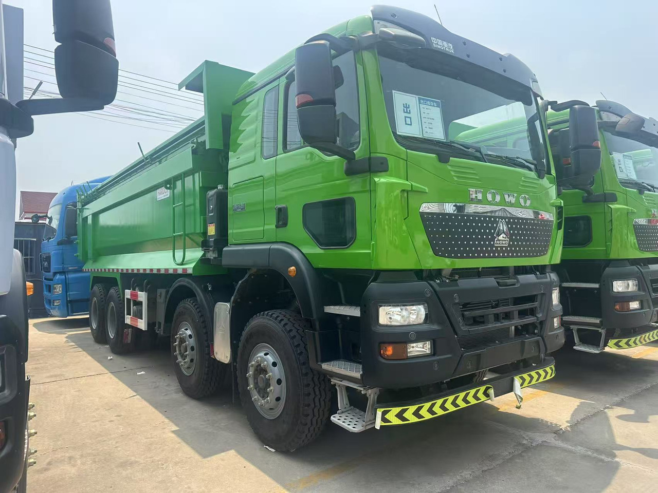 SINOTRUK Dump Truck 8x4 Click for Discount - Xe ben: hình 3 SINOTRUK Dump Truck 8x4 Click for Discount - Xe ben: hình 3