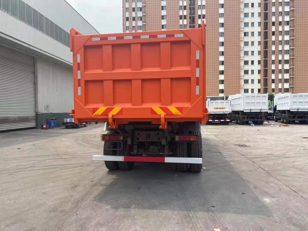 SINOTRUK HOWO 371 8X4 - Xe ben: hình 4 SINOTRUK HOWO 371 8X4 - Xe ben: hình 4