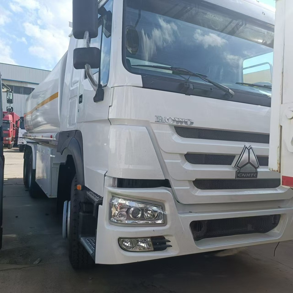 SINOTRUK HOWO 371 - Xe bồn: hình 2 SINOTRUK HOWO 371 - Xe bồn: hình 2