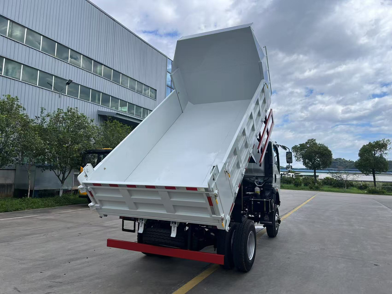 SINOTRUK HOWO 4x2 Dump Truck Click Here for Discount - Xe ben: hình 5 SINOTRUK HOWO 4x2 Dump Truck Click Here for Discount - Xe ben: hình 5