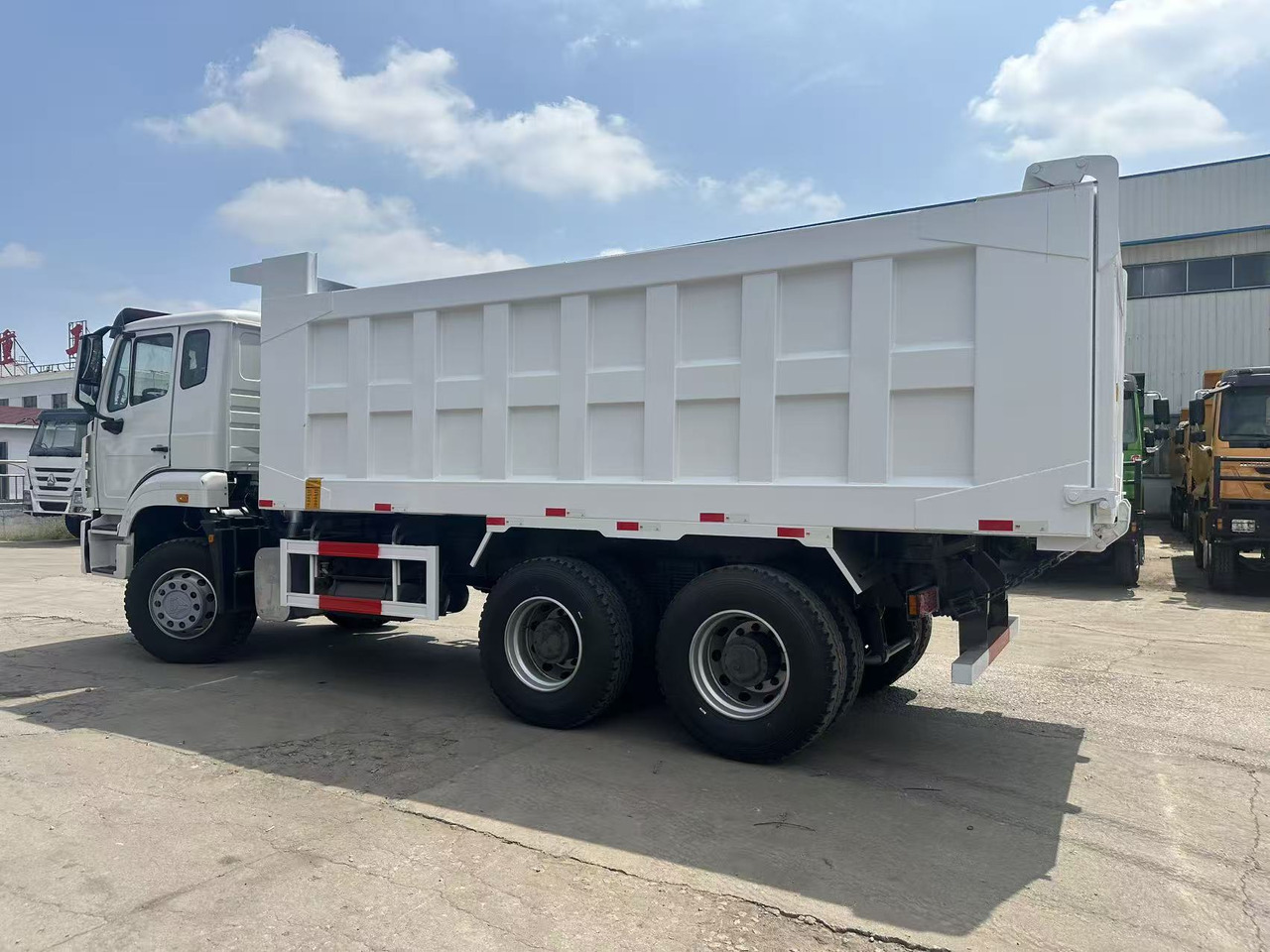 SINOTRUK HOWO 6x4 Dump Truck Click for Discount - Xe ben: hình 4 SINOTRUK HOWO 6x4 Dump Truck Click for Discount - Xe ben: hình 4