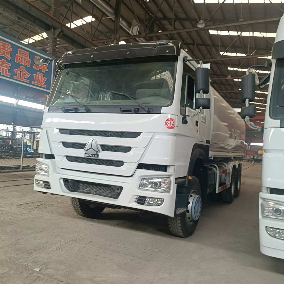 SINOTRUK Howo 371hp Fuel tanker - Xe bồn: hình 2 SINOTRUK Howo 371hp Fuel tanker - Xe bồn: hình 2